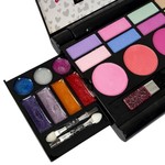 Набор детской декор. косметики Bondibon Eva Moda, BOX 42х34х2,5 см с ручкой; косметичка-прямоугольник, раскладная, с зеркальцем: тени для век 8 оттенков (6,4г), тени 4 оттенка (6г), блеск для губ 14 оттенков (8,8г), 2 аппликатора, 2 кисточки-растушевки, 2
